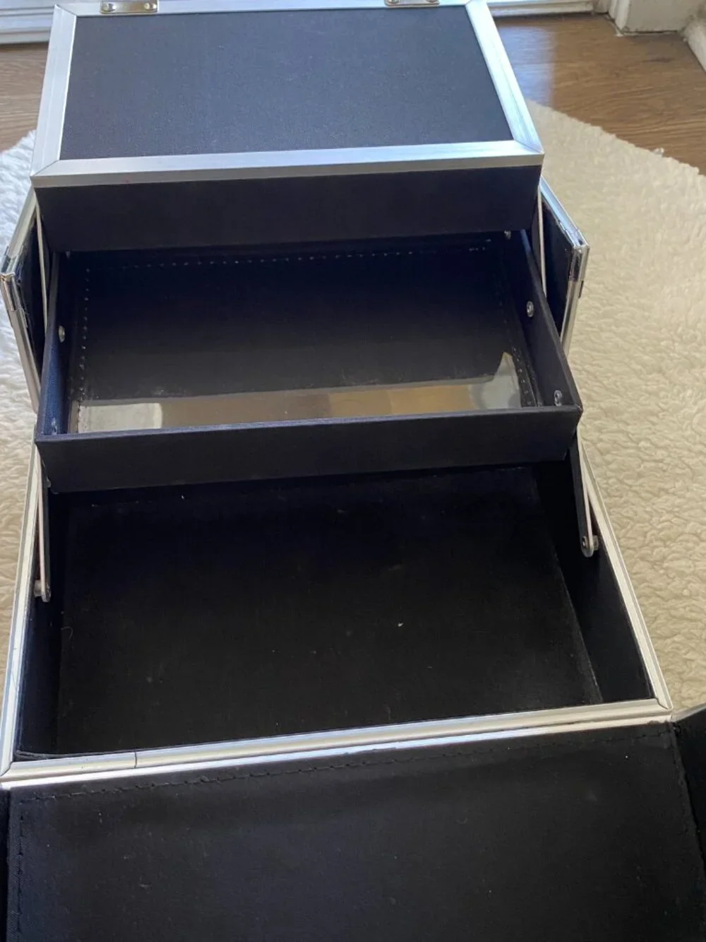 Silver Aluminum Makeup Train Case Lockable Cosmetic Organizer Jewelry Storage Bo